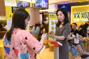 Nhà hàng Thịt bò rán Chuiyan khuyến khích khách cân trước khi gọi món. Ảnh: CNN