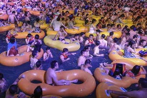 Ngỡ ngàng cảnh dân Vũ Hán ken đặc hồ bơi