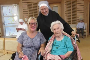 Cụ bà 107 tuổi chia sẻ bí quyết chiến thắng COVID-19