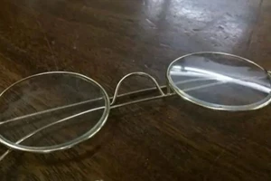 Kính của lãnh tụ Ấn Độ Mahatma Gandhi được bán với giá khủng