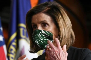 Lùm xùm chuyện Chủ tịch Hạ viện Mỹ làm tóc giữa mùa dịch