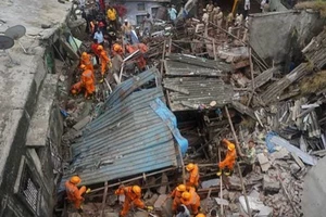 Sập chung cư 54 căn, 10 người chết, 25 hộ gia đình mắc kẹt