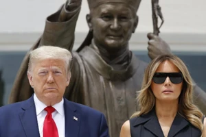 Nóng: Ông Trump và vợ dương tính với COVID-19