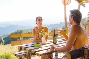 Vợ chồng khỏa thân đi khắp thế giới