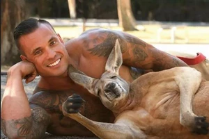 Phát sốt với bộ ảnh lính cứu hỏa 6 múi chụp cùng động vật