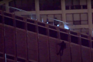 Thanh niên đòi nhảy lầu nếu không được găp ông Trump