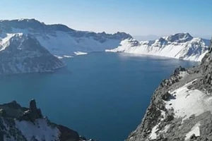 Thêm người quay được quái vật Loch Ness phiên bản Trung Quốc