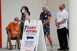 Người Mỹ đi bỏ phiếu sớm cao kỷ lục, Dân chủ đang thắng thế