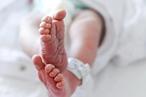 Mẹ bỏ con lại bệnh viện sau khi bé nhiễm COVID-19