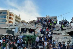 Động đất Thổ Nhĩ Kỳ-Hy Lạp, 20 tòa nhà sập, 800 thương vong