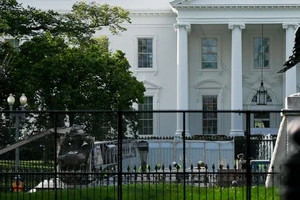 Nhà Trắng dựng rào bảo vệ phòng biểu tình sau bầu cử