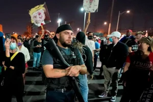 Người ủng hộ ông Trump mang súng đến điểm kiểm phiếu Arizona