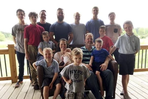 Sau khi sinh 14 con trai, vợ chồng Mỹ có 1 cô con gái