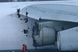 Máy bay lớn nhất thế giới hỏng động cơ, lao ra khỏi đường băng