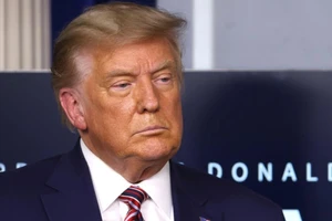 Ông Trump nhận chuyển giao quyền lực vào năm 2016 ra sao?