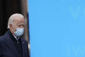 Ông Biden tiêm vaccine COVID-19 trước toàn dân để làm gương