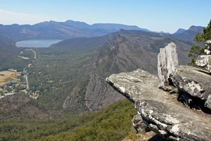 Rơi xuống vách đá 80 m khi đang chụp hình 'sống ảo'