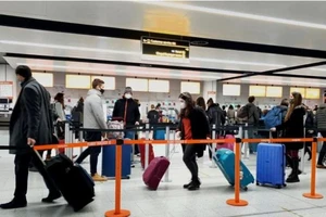 Nước Anh hỗn loạn vì biến thể mới của COVID-19