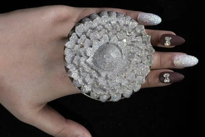 Chiếc nhẫn đính 12.638 viên kim cương đạt kỷ lục Guinness