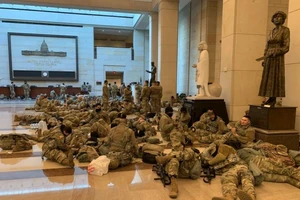 Điện Capitol 'hóa' doanh trại khi Vệ binh quốc gia ngủ la liệt