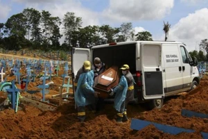 Toàn cầu 2 triệu người chết, WHO cảnh báo dập dịch còn xa vời