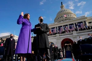 Lý do bà Harris, Obama, Clinton chọn áo tím ngày nhậm chức