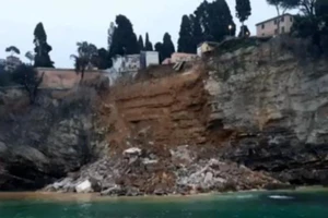 Sạt lở nghĩa trang 100 năm, 200 quan tài trôi xuống biển