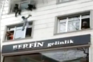 Nhà cháy, mẹ ném 4 con ra khỏi cửa sổ tầng 3