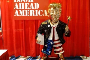 Tượng ông Trump mặc quần đùi, mang dép tông xuất hiện ở CPAC