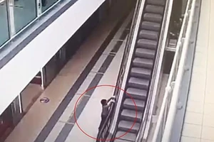 Bé 4 tuổi bị thương nặng sau khi đu thang cuốn lên cao