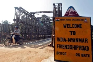 Người Myanmar tiếp tục trốn sang Ấn Độ, 8 cảnh sát bị bắt lại