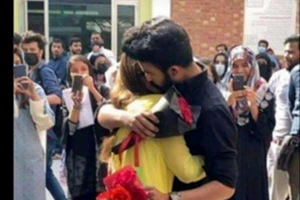 Ôm nhau nơi công cộng, 2 sinh viên bị trường đuổi học