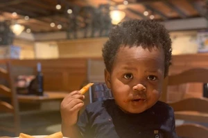 Truy đuổi cướp, cảnh sát bắn lạc đạn vào bé 1 tuổi