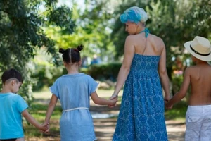 Mẹ mất quyền nuôi con vì xỏ khuyên tai và xăm mình