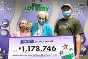 Đánh rơi tờ vé số trúng giải triệu USD trong bãi xe