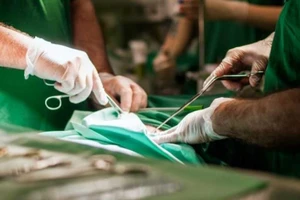 Lần đầu tiên một bé trai sinh ra với 3 'của quý'