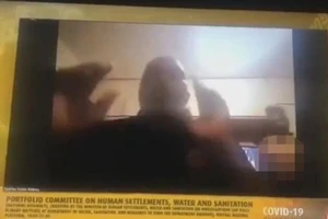 Quan chức Nam Phi nhóm họp, vợ khỏa thân đi lại phía sau