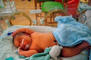 Choáng với bé sơ sinh nặng 6,7 kg