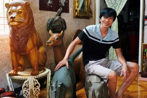 Hô biến bìa giấy carton thành con vật, bàn ghế