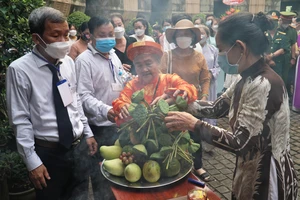 Cụ bà U80 đi gần 80km dâng hương tưởng niệm các vua Hùng