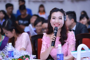 Á hậu Hoàng Oanh chấm thi Nét đẹp sinh viên