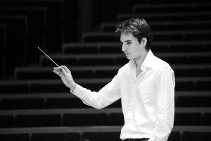 Nhạc trưởng Marius Stravinsky chỉ huy nhạc cụ truyền thống Việt Nam