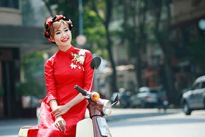 Các nữ Facebooker được chọn trình diễn áo dài