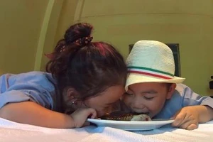 'Nhốt' đói trẻ ở chùa với thịt gà là tập tính nhường nhịn?