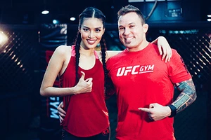 Lan Khuê 'đấu' võ với vô địch MMA
