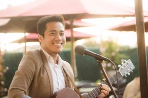 Cậu SV hát từ thiện ở phố Bolsa được Quang Lê mời diễn