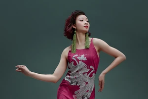 Tranh Đông Hồ lại vào đầm, váy giữa Sài Gòn