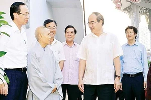 Bí thư Nguyễn Thiện Nhân thăm cơ sở tôn giáo ở Thủ Thiêm