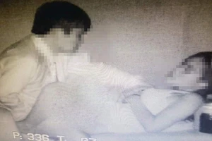 Cặp đôi thân mật thái quá trong rạp phim bị tung lên mạng