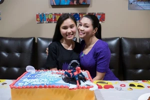 Con gái 15 tuổi của Ngọc Huyền được cấp phép diễn cùng mẹ